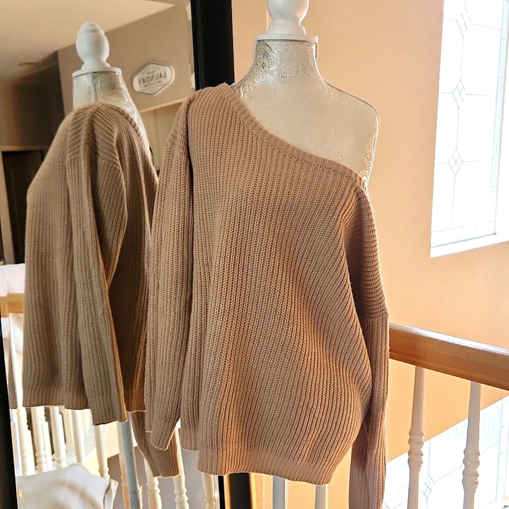 Off the shoulder sweater 🖤